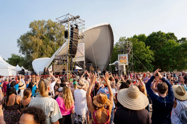 Vancouver Folk Music Festival desvela su próximo cartel 7 1. Vancouver Folk Music Festival Mainstage East View Clayton Wong scaled 1