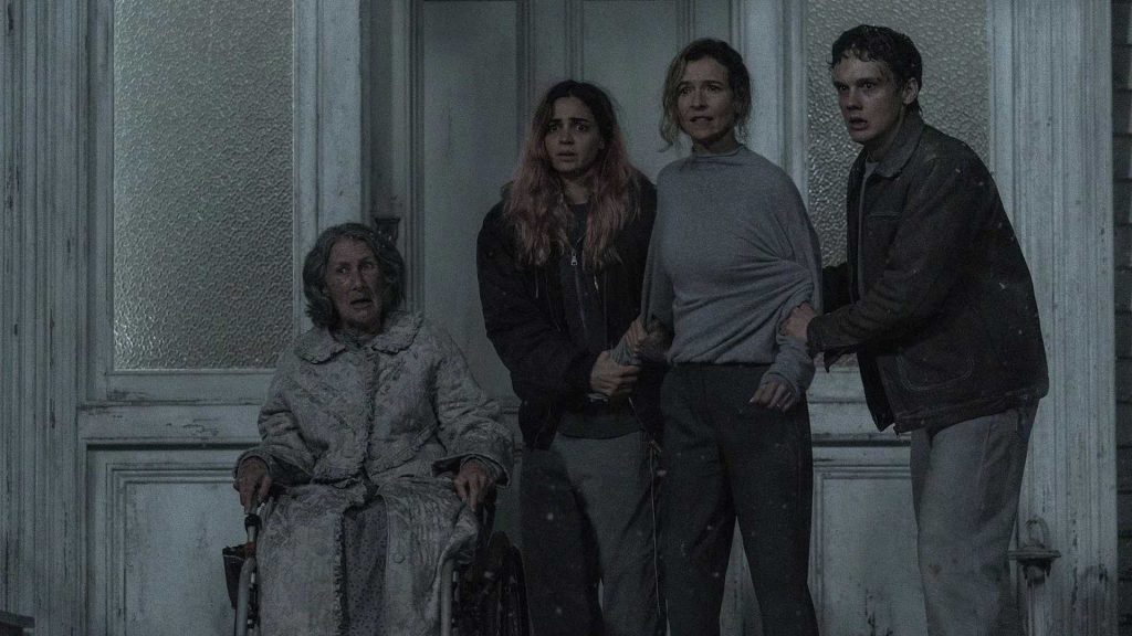 ¡Viva la casquería! Se estrena Posesión Infernal: En llamas. 3 La familia reunida en la casa aislada donde transcurre Posesión Infernal: En llamas.